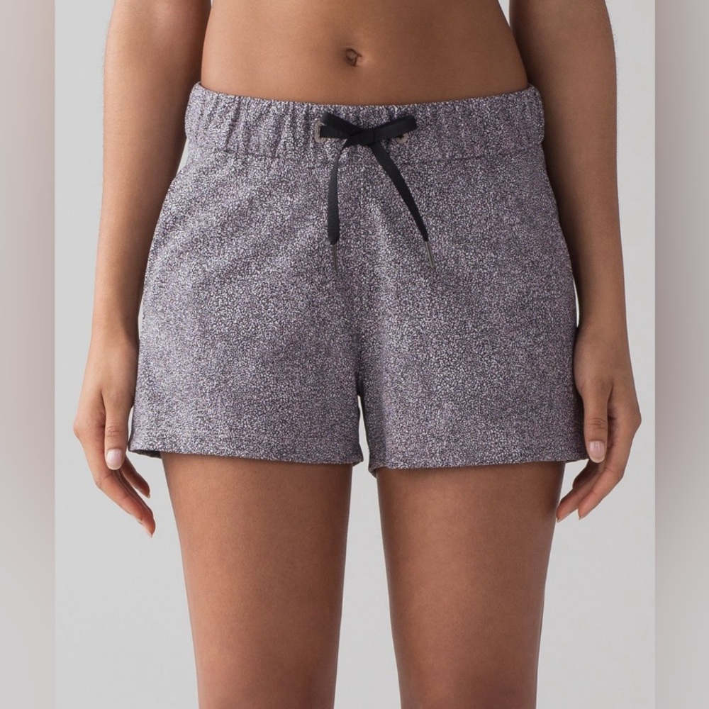 Lululemon On The Fly Short
Sea Spray Alpine White Dark Chrome
